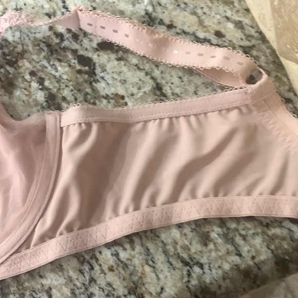 Non padded underwire 38D soft dusty pink lace bra. See photos for details. - Picture 13 of 16